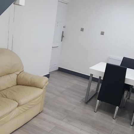 Homestay In Birmingham Sleeps 8 - Free Parking & Wifi المظهر الخارجي الصورة